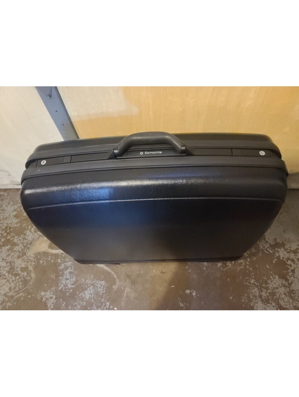 Samsonite Luggage Vintage 28"x 22"x 10" (No Key)